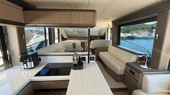 Яхта GALEON 560 FLY