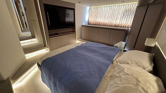 Яхта GALEON 560 FLY