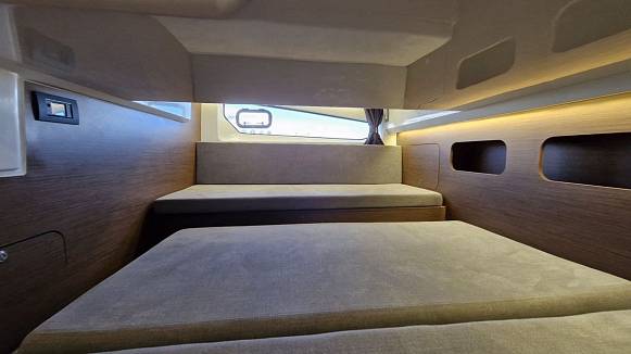 Яхта ANTARES 11 FLY