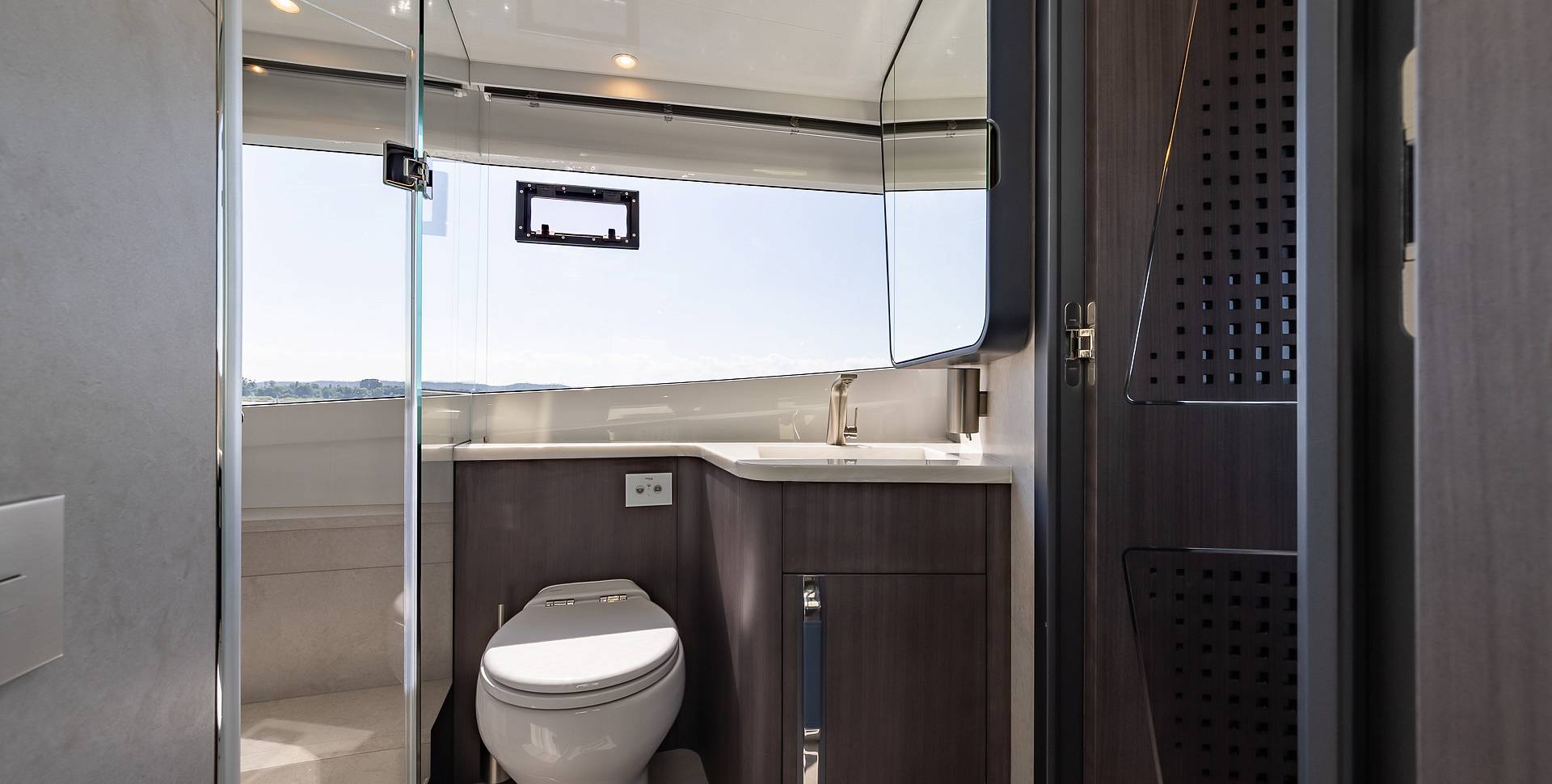 Яхта GALEON 570 SKY
