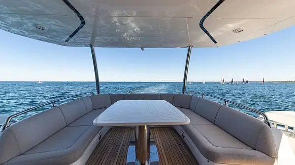 Яхта GALEON 800 FLY