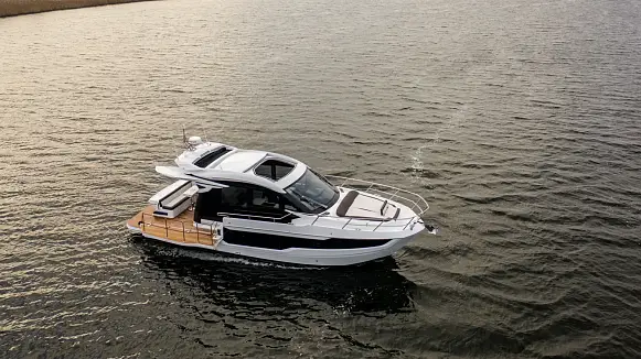 Яхта GALEON 410 HTC