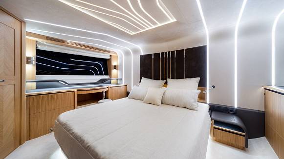 Яхта Galeon 680 FLY