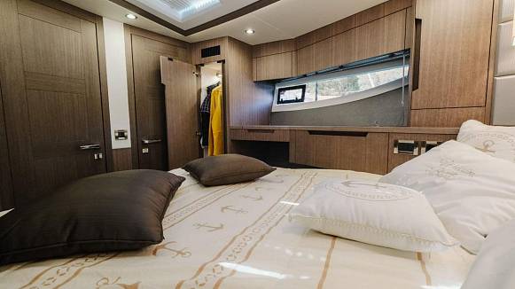 Яхта GALEON 500 FLY