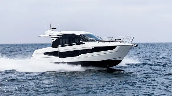 Яхта GALEON 410 HTC