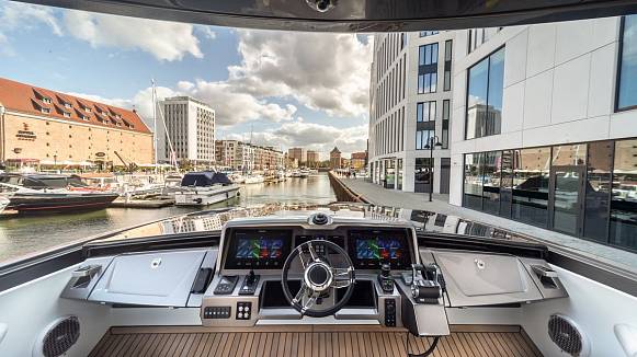 Яхта GALEON 700 SKY