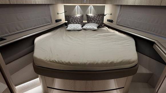 Яхта Galeon 700 Sky