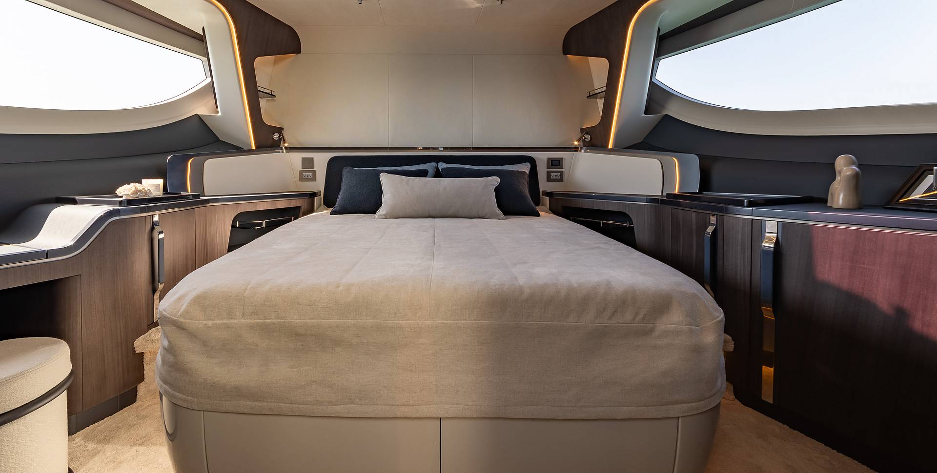 Яхта GALEON 570 SKY
