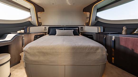 Яхта GALEON 570 SKY
