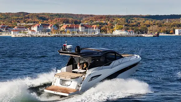 Яхта GALEON 425 HTS