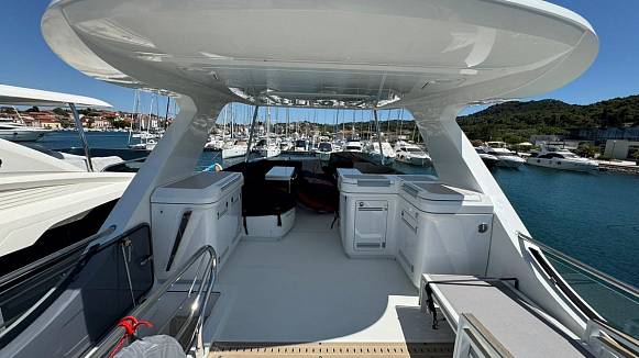 Яхта GALEON 560 FLY