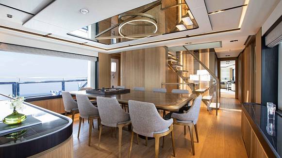 Яхта Majesty 111