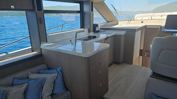 Яхта GALEON 440 FLY