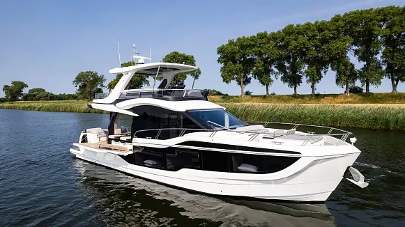 Яхта GALEON 560 FLY