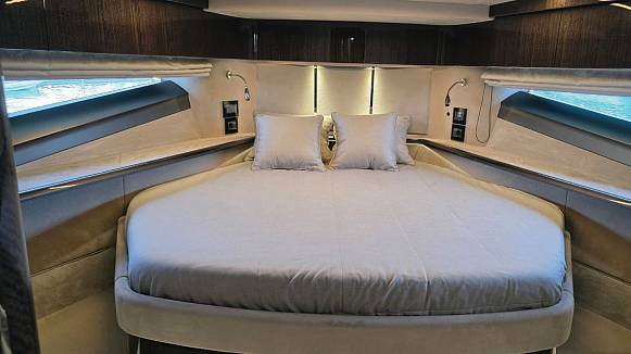 Яхта GALEON 700 SKY