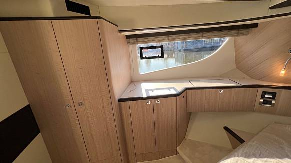 Яхта Galeon 440 FLY