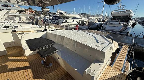 Яхта Galeon 700 Sky