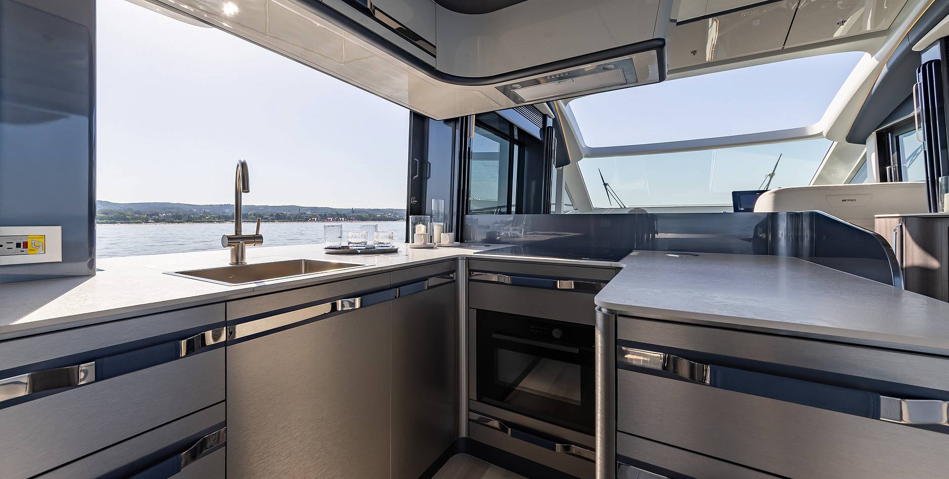 Яхта GALEON 570 SKY