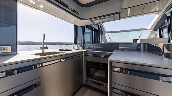 Яхта GALEON 570 SKY