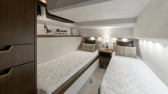 Яхта GALEON 420 FLY