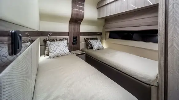 Яхта GALEON 700 SKY