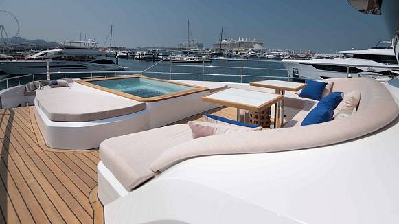 Яхта Majesty 111