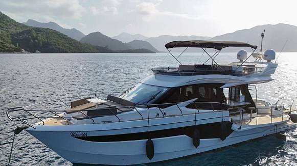 Яхта GALEON 500 FLY