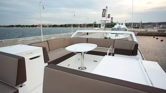 Яхта GALEON 420 FLY