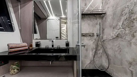 Яхта GALEON 800 FLY