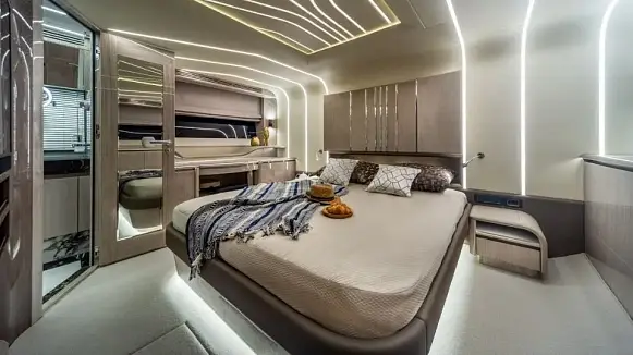 Яхта GALEON 700 SKY