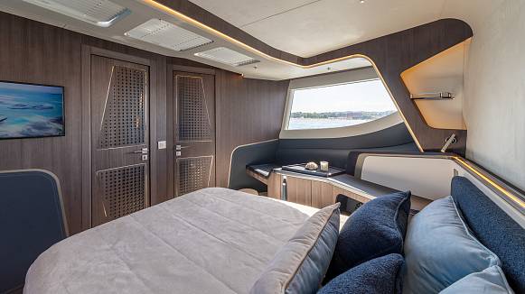 Яхта GALEON 570 SKY