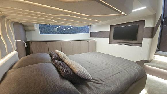 Яхта GALEON 440 FLY