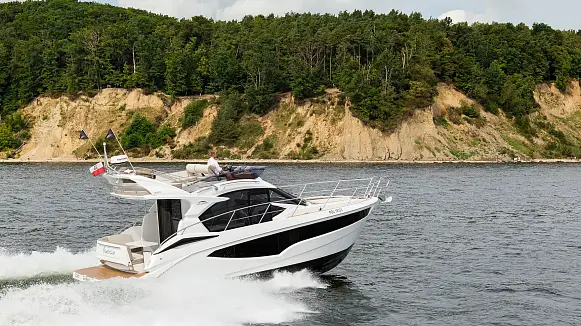 Яхта GALEON 360 FLY