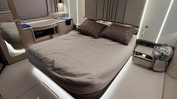 Яхта Galeon 700 Sky