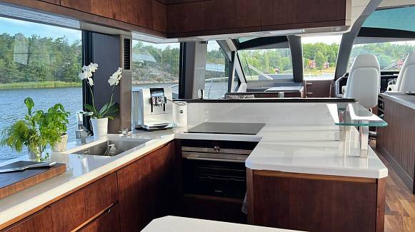 Яхта Galeon 650 Sky