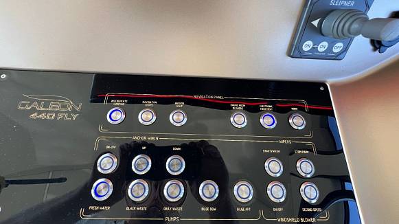 Яхта Galeon 440 FLY