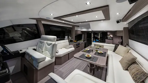 Яхта GALEON 550 FLY
