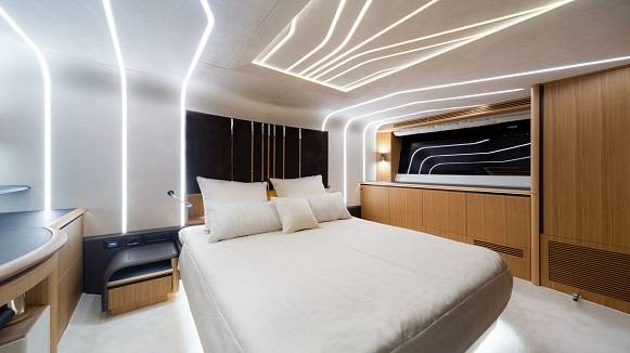 Яхта Galeon 680 FLY