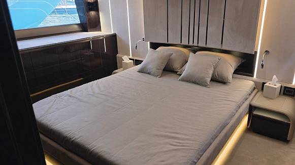 Яхта GALEON 700 SKY