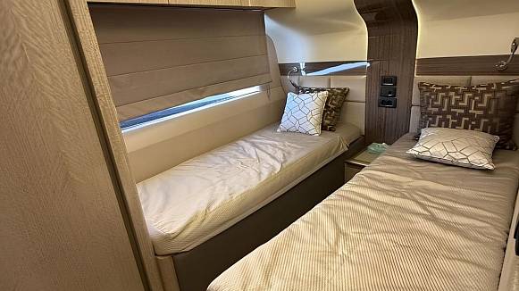 Яхта Galeon 700 Sky