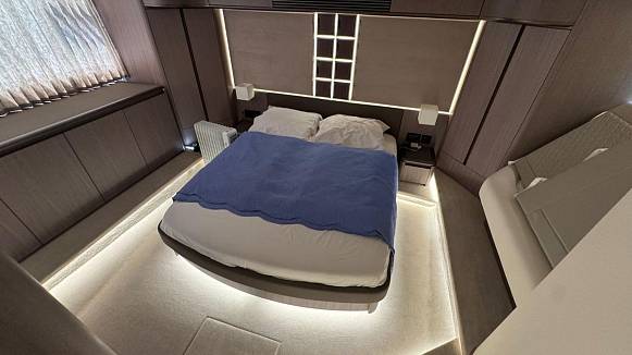 Яхта GALEON 560 FLY