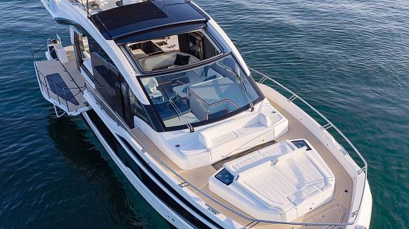 Яхта GALEON 570 SKY