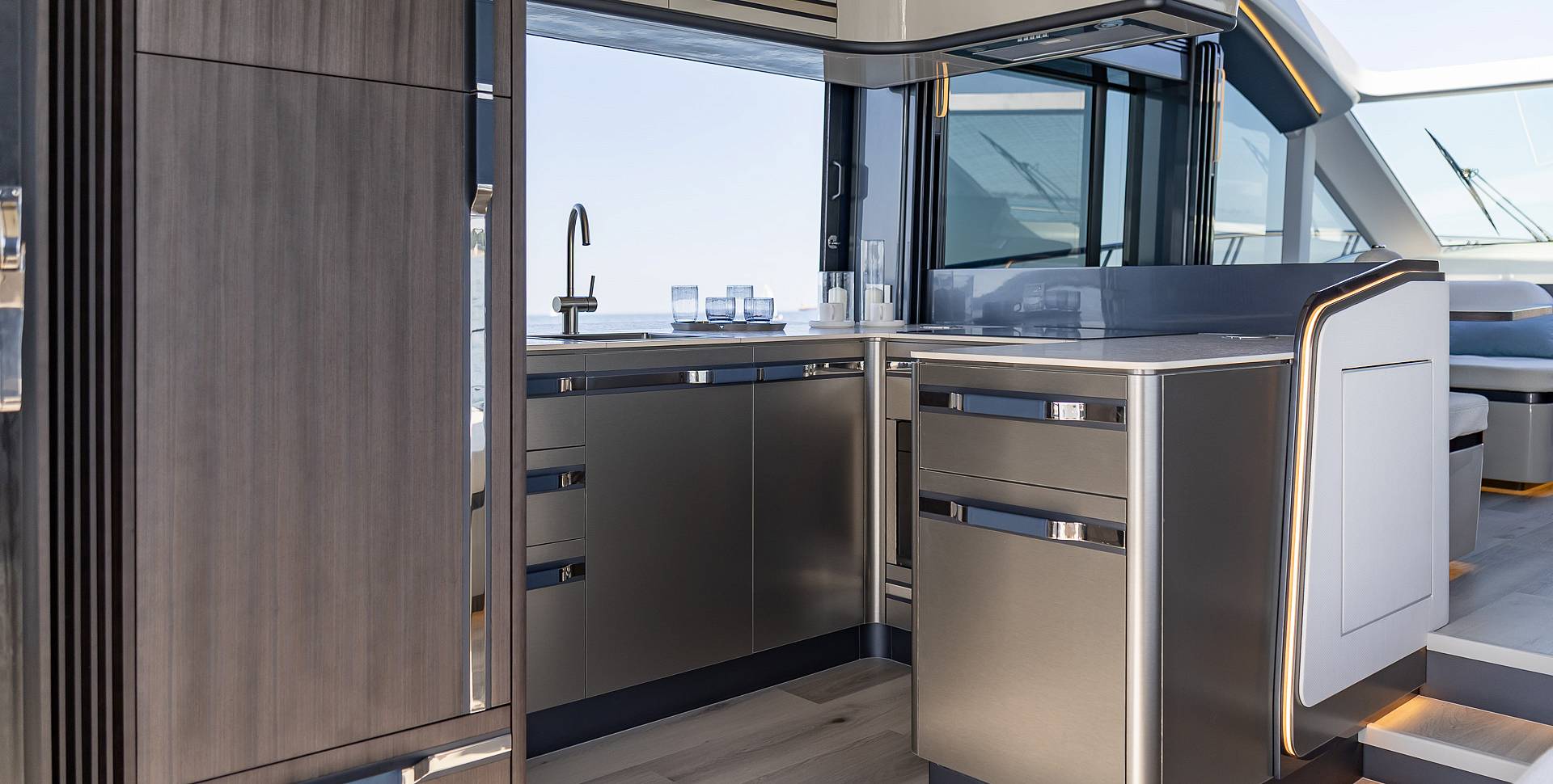 Яхта GALEON 570 SKY