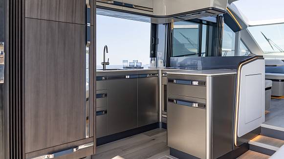 Яхта GALEON 570 SKY