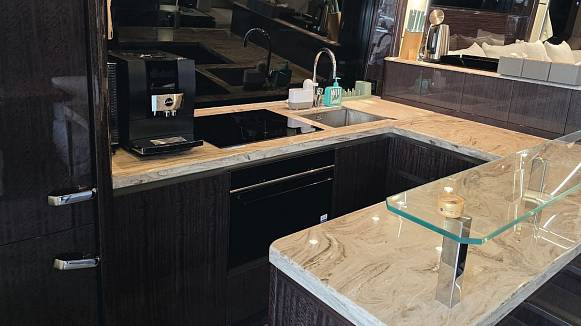 Яхта GALEON 700 SKY
