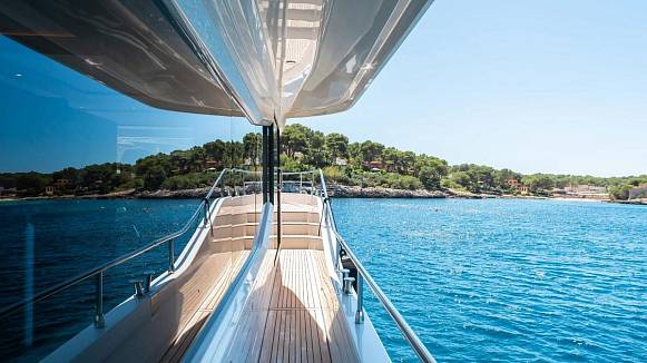 Яхта GRAND TRAWLER 62