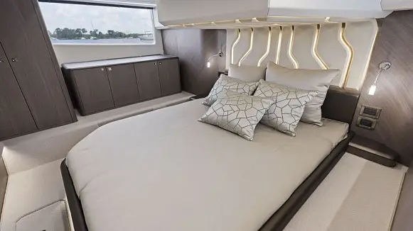 Яхта GALEON 450 HTC