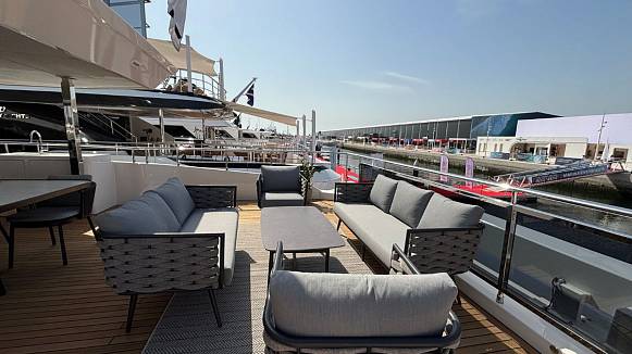 Яхта MAJESTY 112 TERRACE