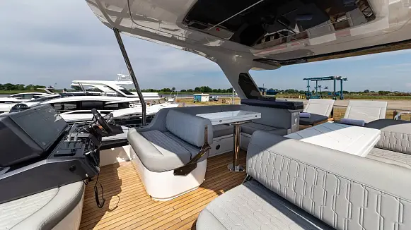 Яхта GALEON 560 FLY