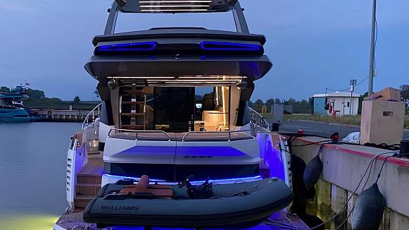 Яхта Galeon 700 Sky